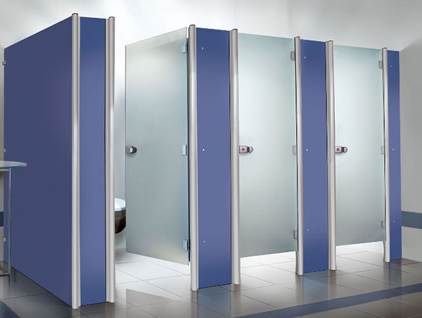 Divisória sanitária em laminado azul com vidro jateado