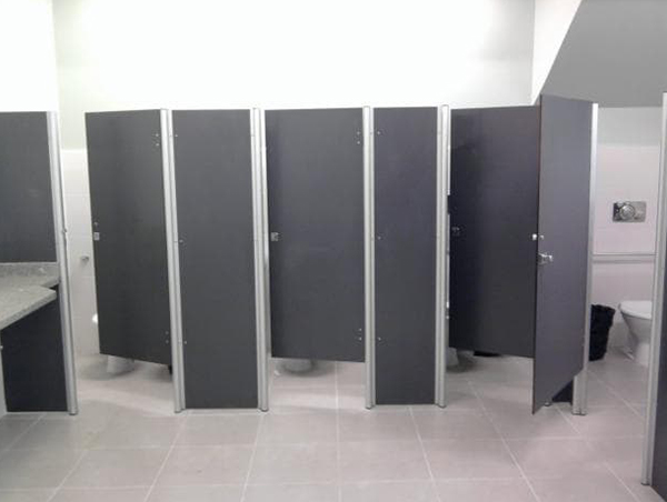 Divisória sanitária em laminado cinza escuro