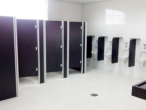 Divisória sanitária em laminado escuro com mictório em granito