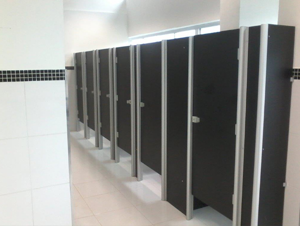 Divisória sanitária em laminado preto