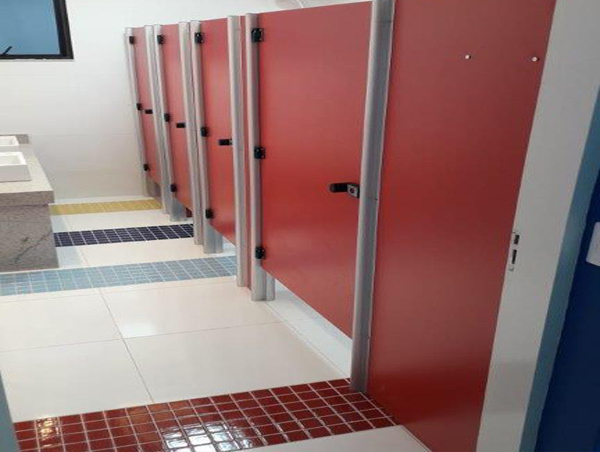Divisória sanitária em laminado vermelho