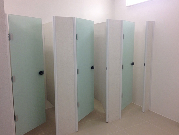Divisória sanitária em vidro jateado e laminado branco